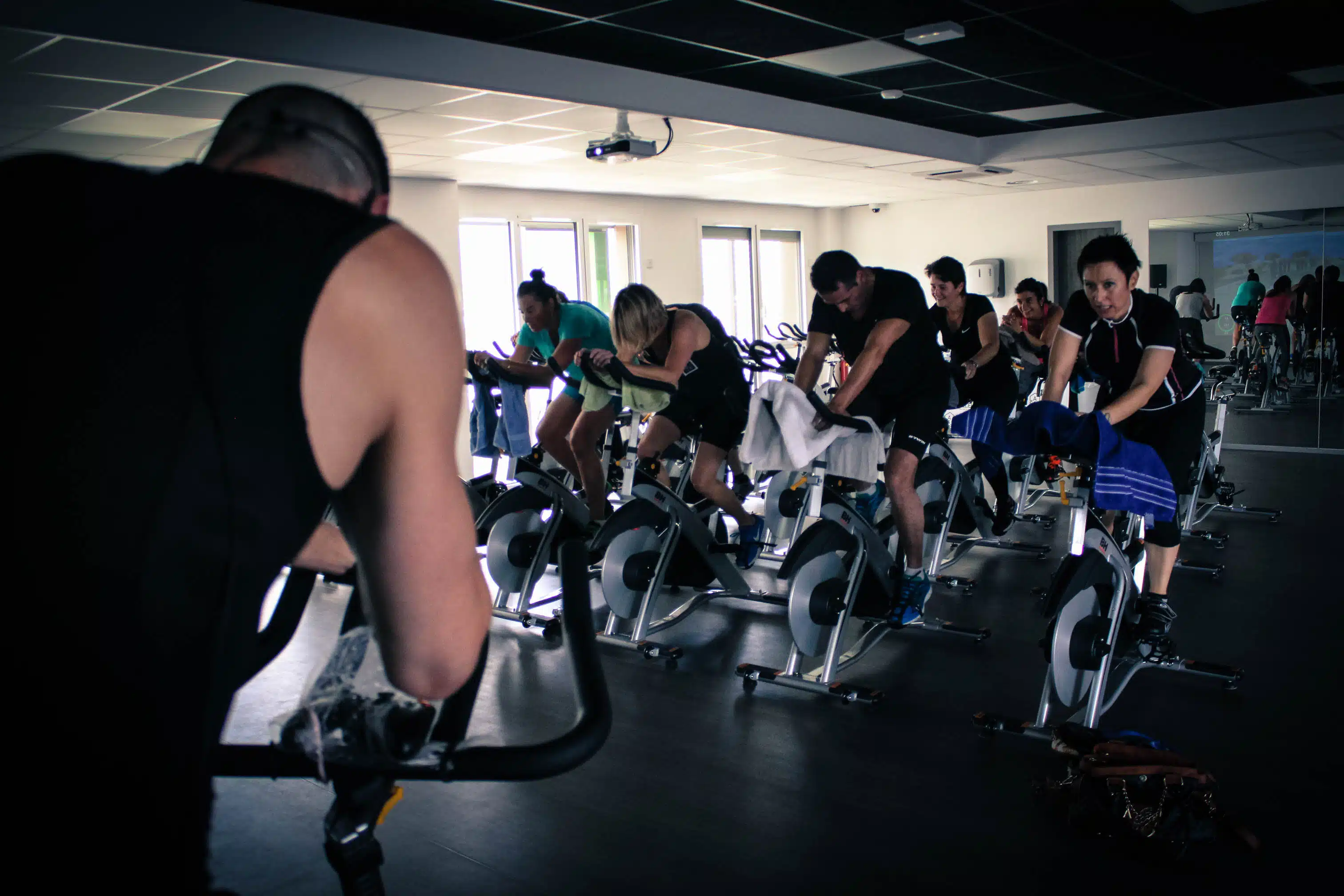 Faire des séances de vélo d'appartement en salle de gym